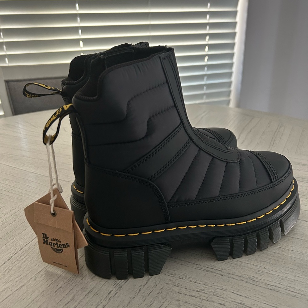 NWT Dr. Martens Audrick Chelsea Quilted Women’s Boots Black Chunky Heel Size 6